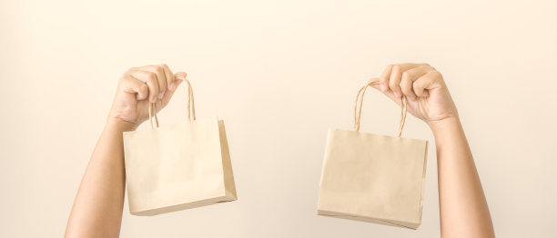 妇女提着纸袋重复利用的理念，回收利用物品，做到零浪费。图片下载
