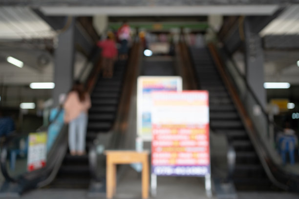 模糊的楼梯在商场柔和的焦点图片下载