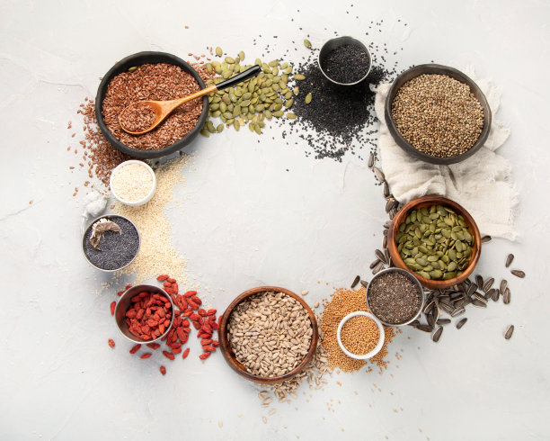 在光背景上的可食用种子的品种。图片下载