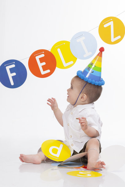 漂亮的宝宝在照相馆拍他第一年的照片图片下载