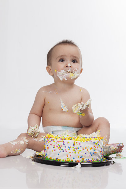 漂亮的宝宝在照相馆拍他第一年的照片图片下载