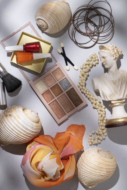 化妆品平铺在温暖的颜色，女性的主题图片下载