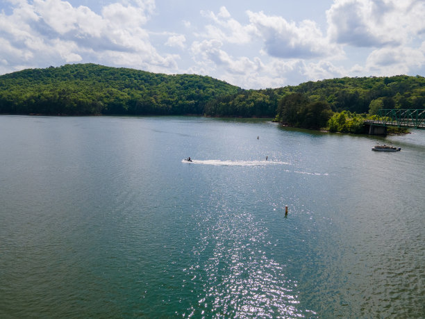 滑雪船拉管。图片下载