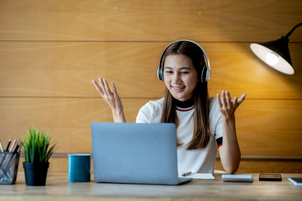 美丽的亚洲女人用笔记本电脑在线学习，她正在在线学习。由于新冠肺炎疫情的爆发，在线学习的概念是为了防止在课堂上爆发。图片下载