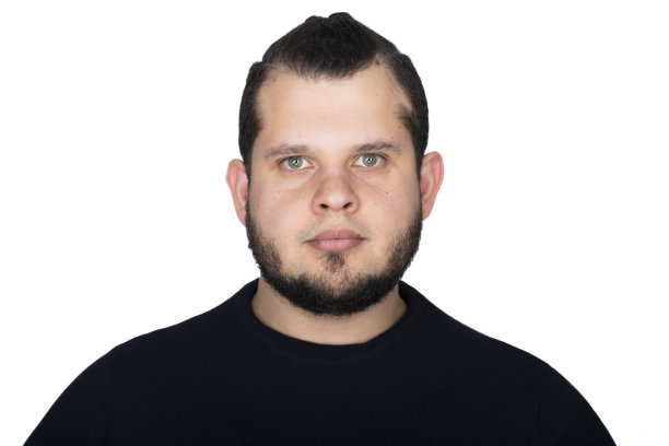 一个拉丁人的头摄，表情严肃图片下载