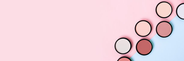 米色腮红，眼影和矿物粉底粉彩粉红色和蓝色。文本。副本的空间。前视图。时尚的颜色。化妆。美容产品。色调的基础。横幅。图片下载