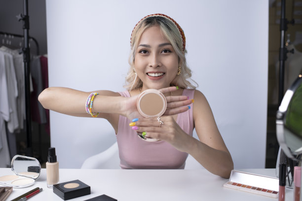 亚洲女性和专业美容化妆师视频或博客记录化妆教程，分享到网站或社交媒体上。图片下载