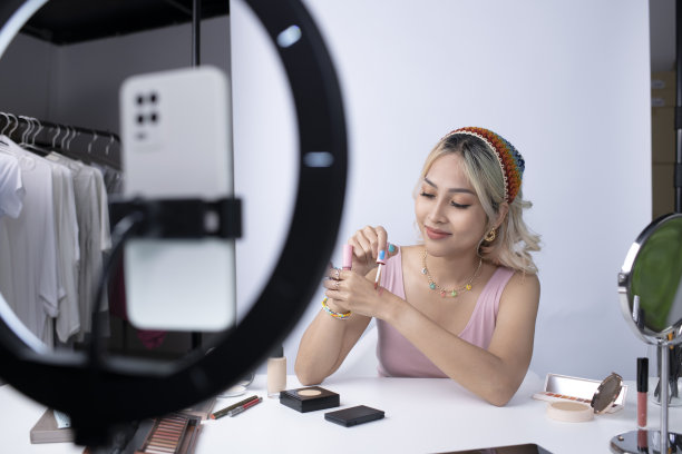 亚洲女性和专业美容化妆师视频或博客记录化妆教程，分享到网站或社交媒体上。图片下载