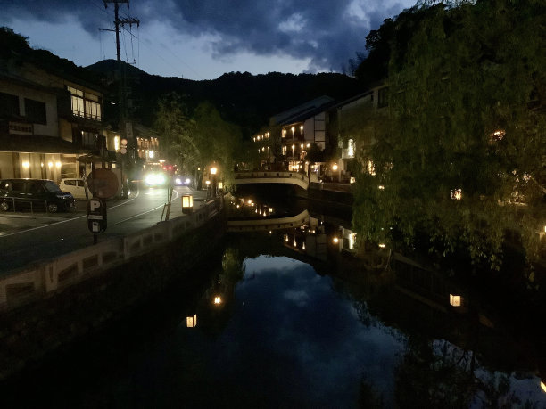 晚上，木崎温泉大谷河边柳树的风景图片下载