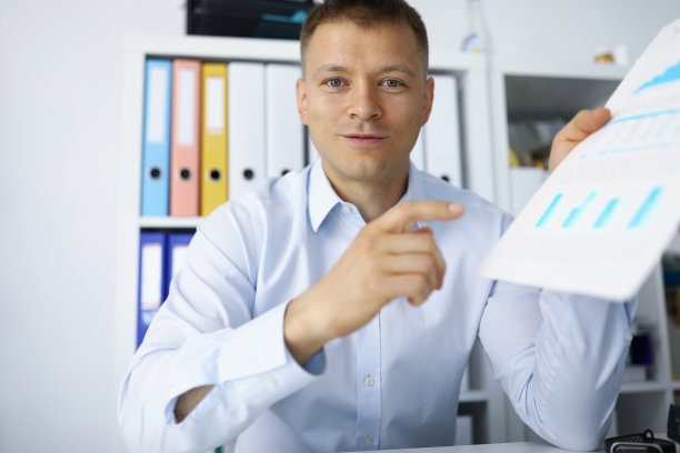 时髦的白色工作套装图片下载