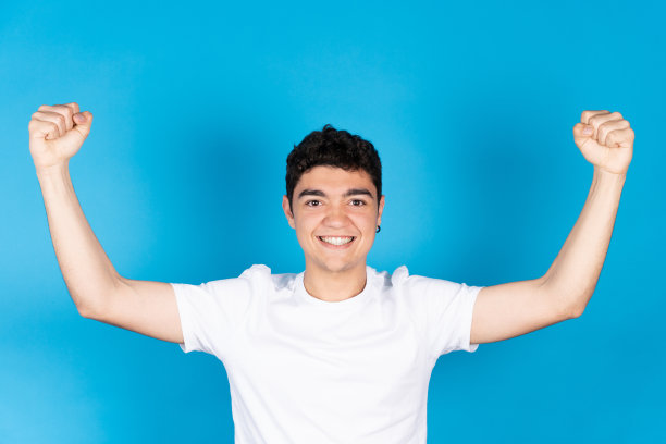 快乐的西班牙少年显示二头肌图片下载