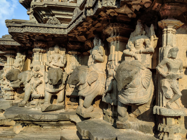 印度三位一体神坐在大象上，神像雕刻出加里彩色花岗岩阳光落在神像上，照片在Khidrapur，马哈拉施特拉邦，印度。图片下载