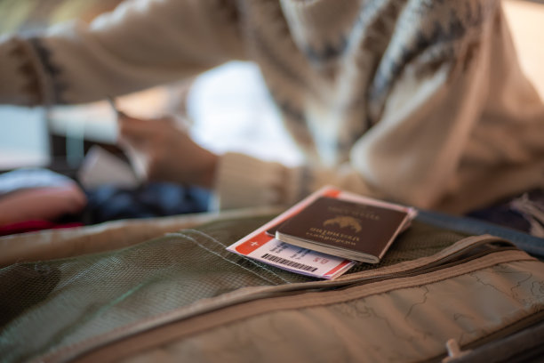 女人收拾行李准备出国图片下载