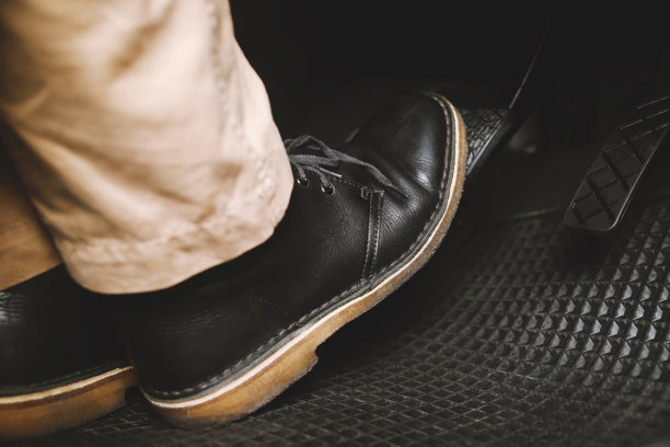 一个男人每次离开前都会检查他的刹车。图片下载