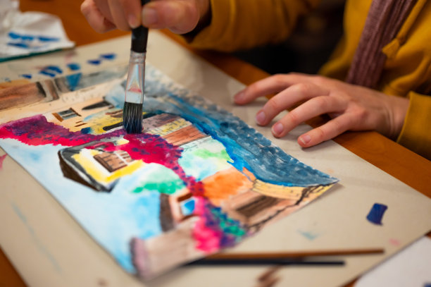 手刷上面的水彩画。彩色的中世纪城市街道上的纸板。图片下载