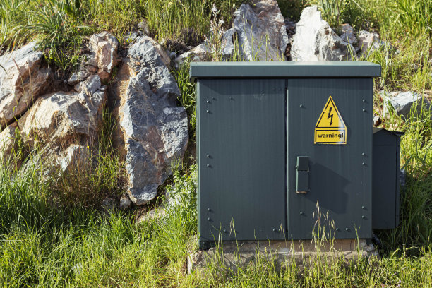 街上的电板。高电压。配电。高压危险信号。高质量的照片图片下载