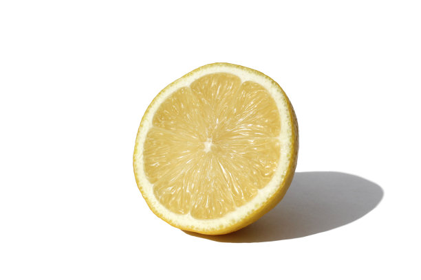 成熟多汁的柠檬躺在一个白色孤立的背景。图片下载
