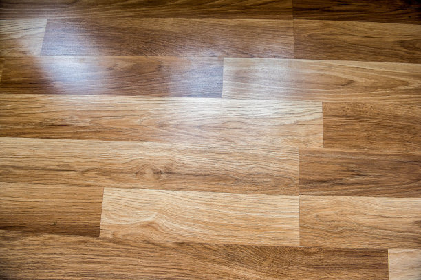 建筑工、工人在房间内从事铺层、修理和整理工作。木地板纹理无缝，实木图片下载