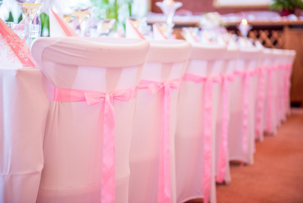 的婚礼。宴会。为客人准备的椅子和圆桌，配有餐具、鲜花和陶器，并铺上桌布图片下载