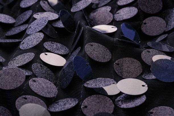 晚礼服上闪亮的亮片，微距，特写，选择性聚焦。迷人别致的服装细节图片下载