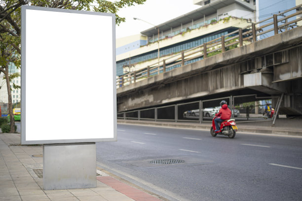 大空白广告牌白色LED屏幕垂直突出在城市边道路交通显示广告文字模板推广新品牌在户外图片下载