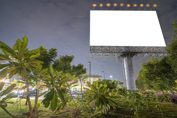 城市街道上的广告牌，黑屏剪辑路径包括在内。图片下载