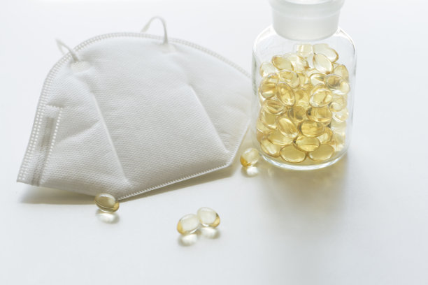 白色N95防护口罩，软膏或胶囊油药和药瓶-库存照片图片下载