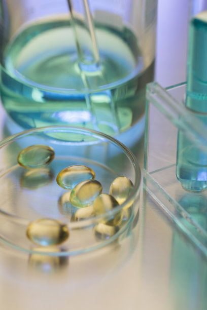 化学实验室的一张照片，玻璃器皿里装着软胶囊图片下载