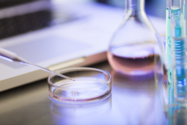 主导色调为粉红色，药物研发实验室原色照片图片下载