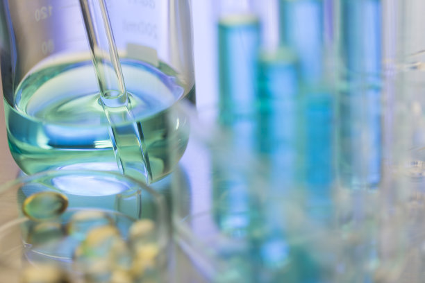 蓝色化学试剂在烧杯与玻璃管-库存照片图片下载