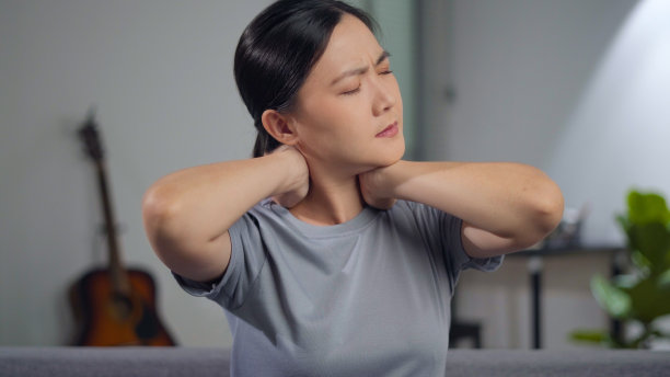 一名亚洲妇女身体疼痛。图片下载