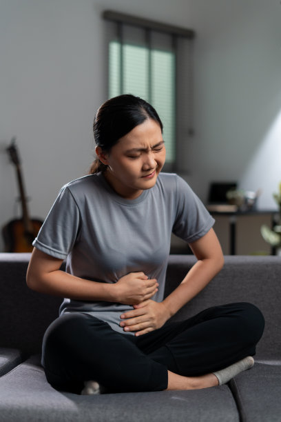 一名亚洲妇女胃痛。图片下载