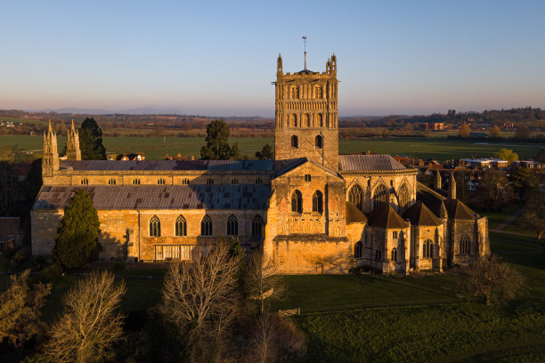 图克斯伯里修道院无人机视角航拍日出照片图片下载