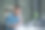 有思想的商人在家里用笔记本电脑工作时做笔记图片下载