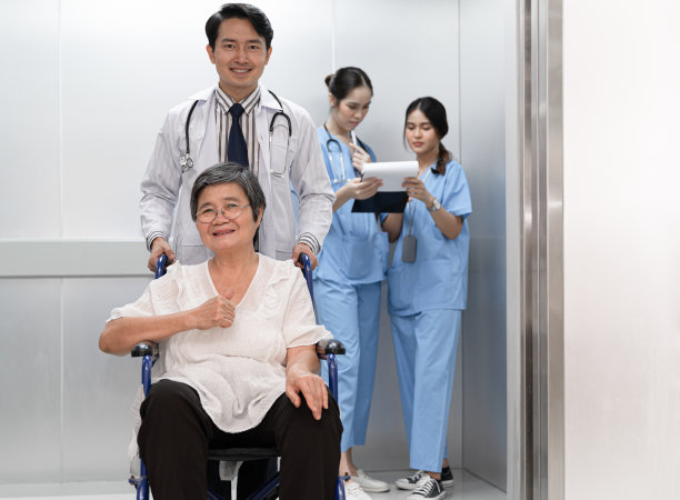 医生护理亚洲老年人或老年妇女妇女坐在轮椅上的病人在医院和护士背景图片下载