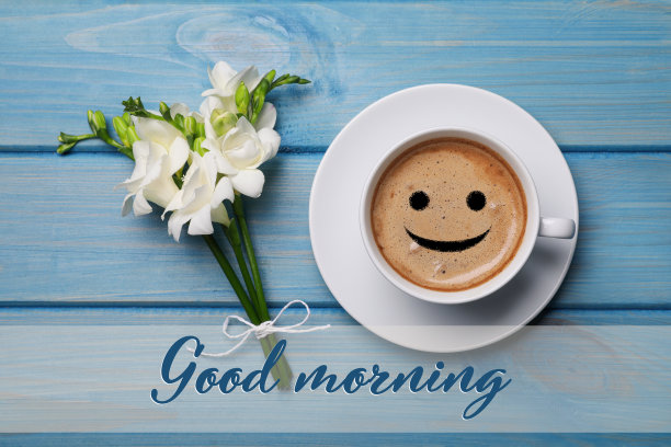 香喷喷的咖啡和鲜花放在浅蓝色的木桌上，平铺着。早上好图片下载