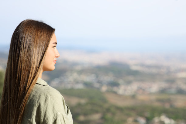 在城市郊区认真思考观点的青少年图片下载