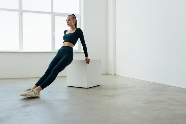 一个年轻女人在健身房做运动的照片。图片下载