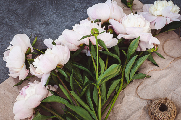 棕色包装纸上的一束粉色牡丹花，送给朋友自制的花图片下载