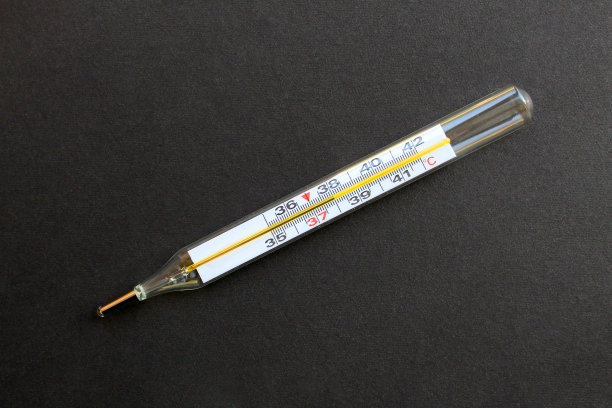 用于测量温度的温度计位于黑色背景上图片下载