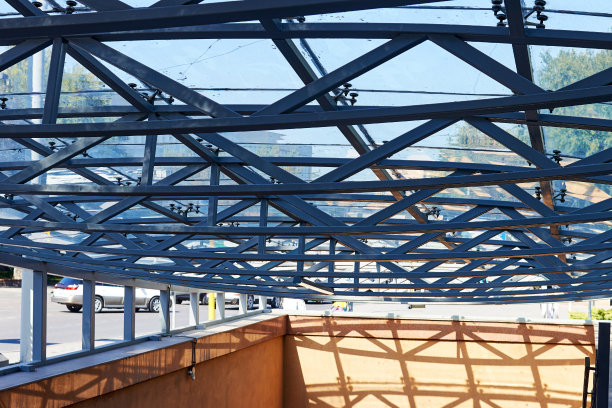 地铁站入口上方的金属桁架玻璃顶棚图片下载