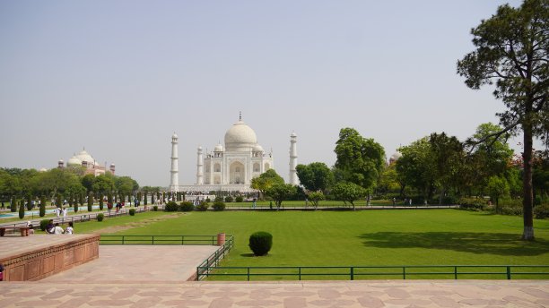 泰姬陵，站在亚穆纳河附近。泰姬陵以自己的美丽而闻名，是世界奇观之一。图片下载
