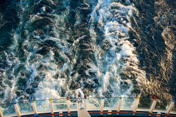 船跟在游船后面图片下载