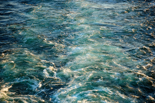 船跟在游船后面图片下载