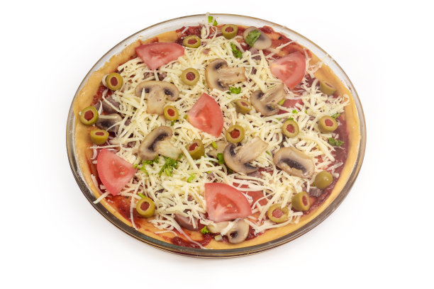 生披萨配鸡肉，蘑菇，西红柿，橄榄，白色底色图片下载