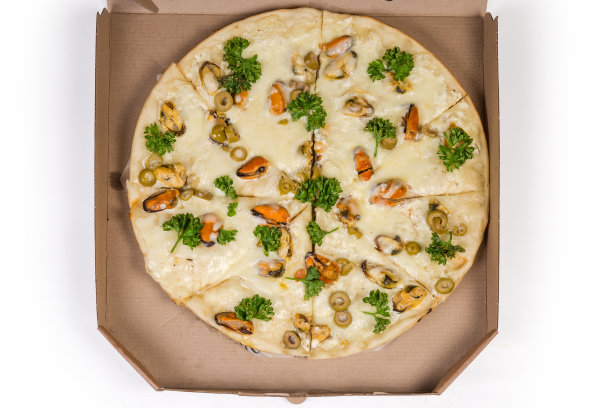 顶视图的比萨饼与贻贝在纸板比萨饼盒图片下载