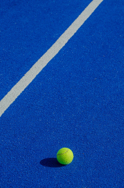 孤立的球在蓝色球拍网球场，球拍运动概念图片下载