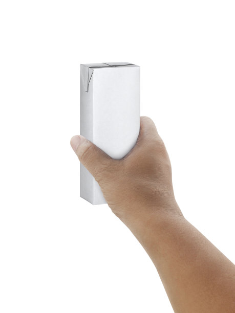 一盒牛奶或果汁包装在手上孤立在白色背景图片下载