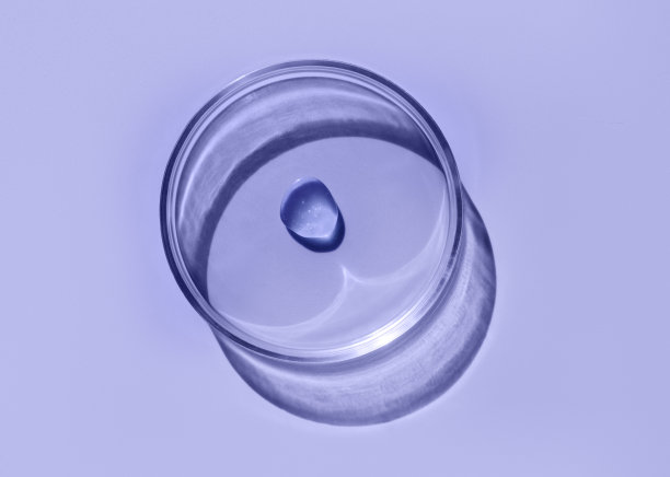 实验室玻璃培养皿中含有一滴水、血清、油脂、美容产品。天然药物图片下载