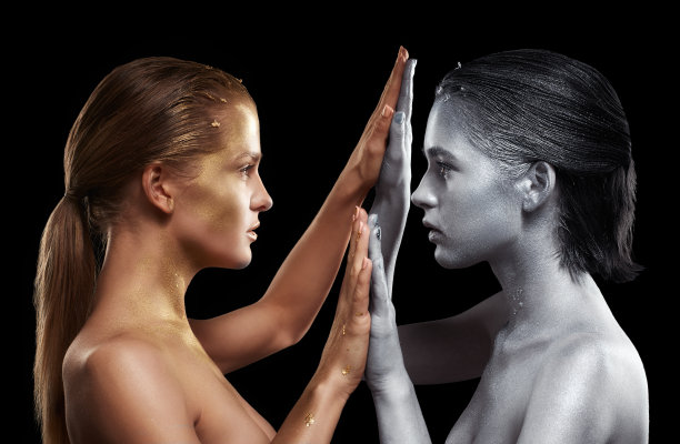 年轻漂亮的女人的美丽肖像。金色和银色的女孩在黑色的背景图片下载